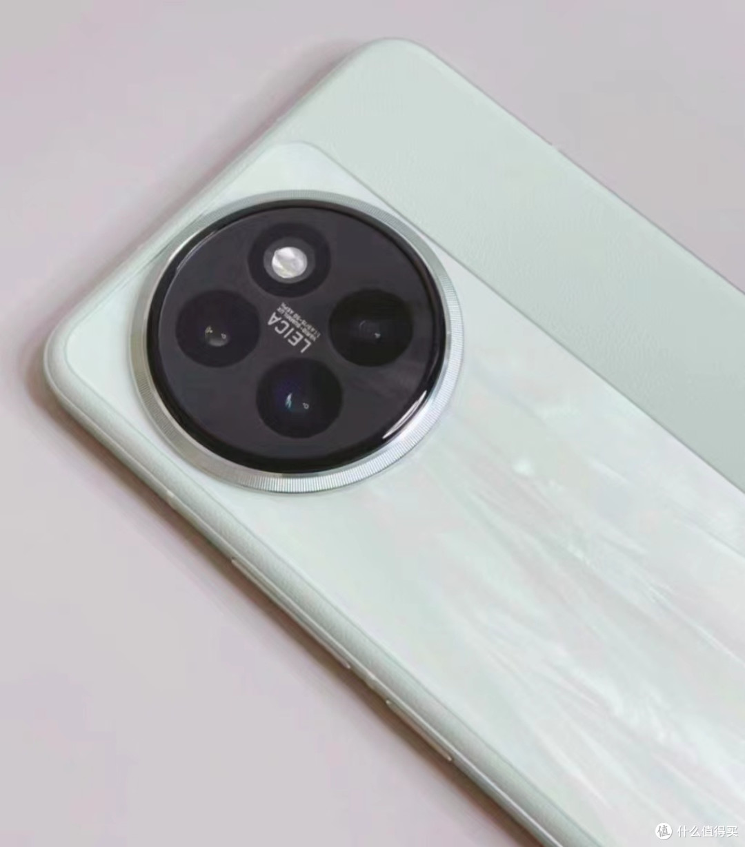 小米 Civi 4 Pro 春野绿:清新外观,流畅运转