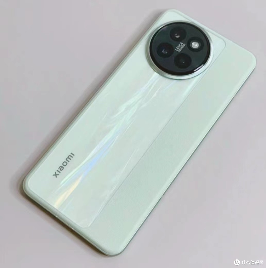 小米 Civi 4 Pro 春野绿:清新外观,流畅运转