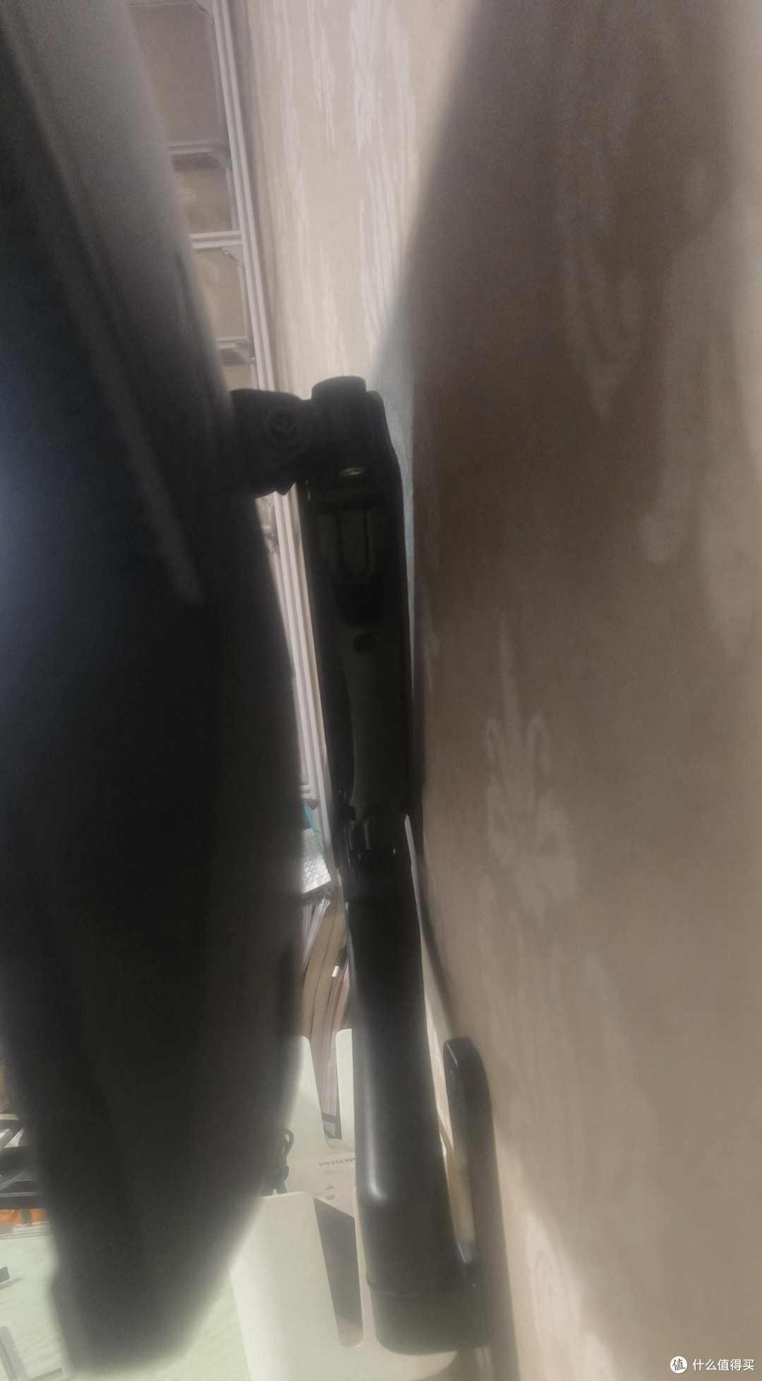 显示器还是别放桌子上好