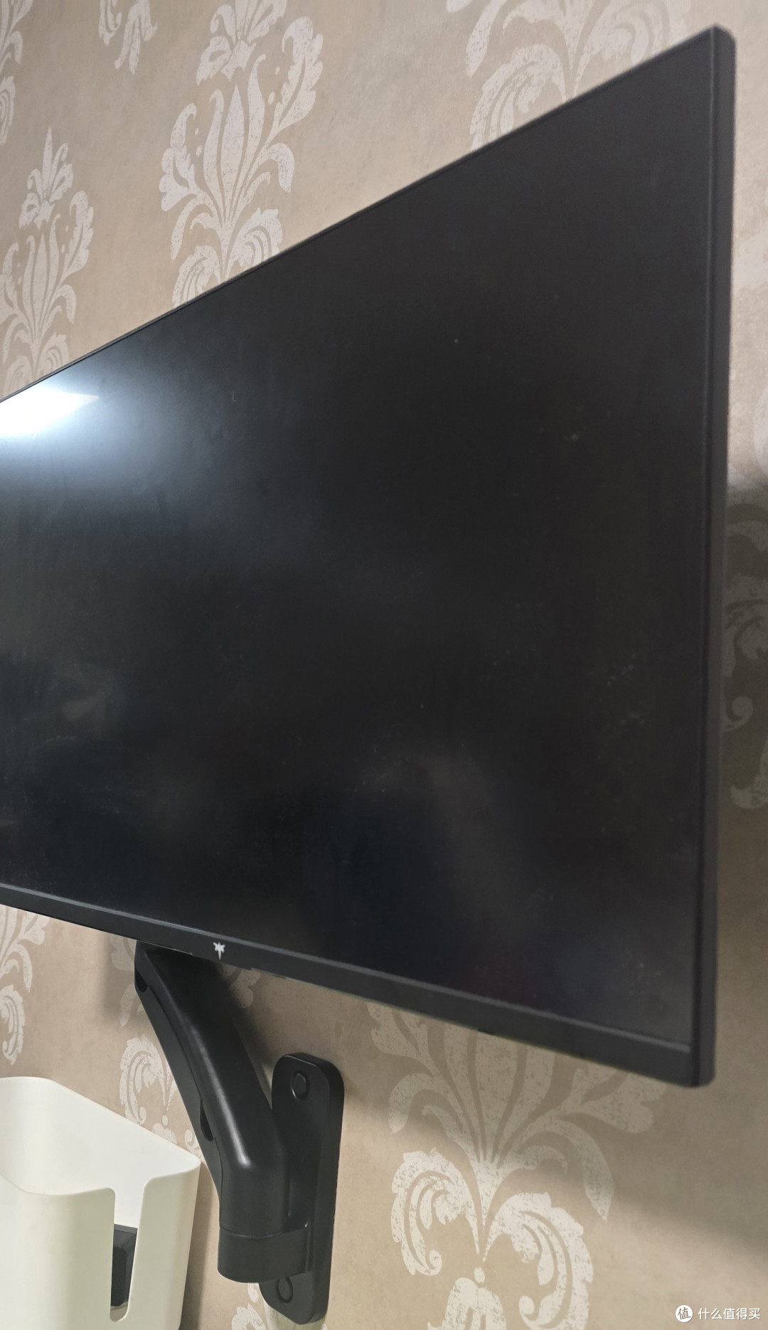 显示器还是别放桌子上好