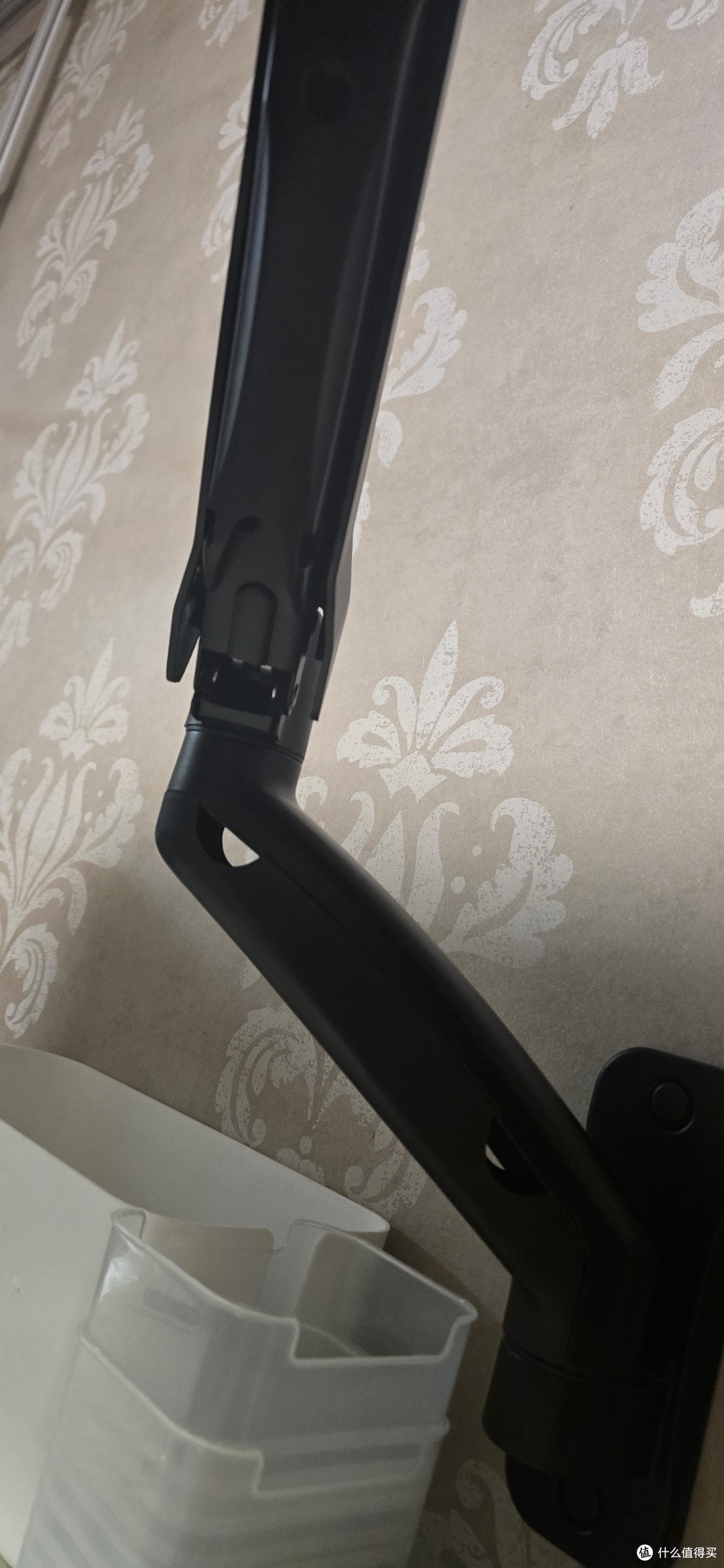 显示器还是别放桌子上好