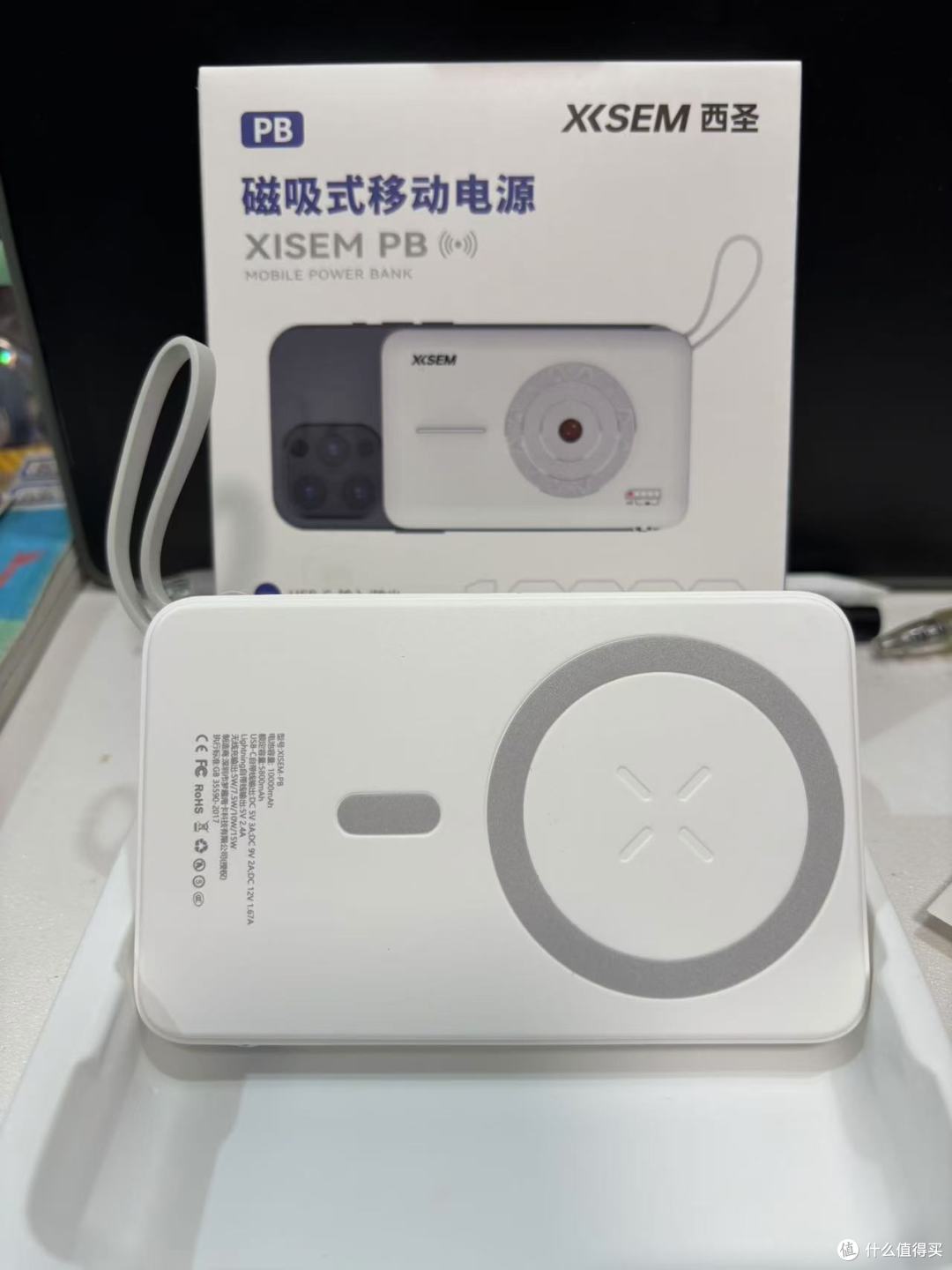 又能无线充电,又自带数据线--西圣无线充电宝量大管饱又安全。