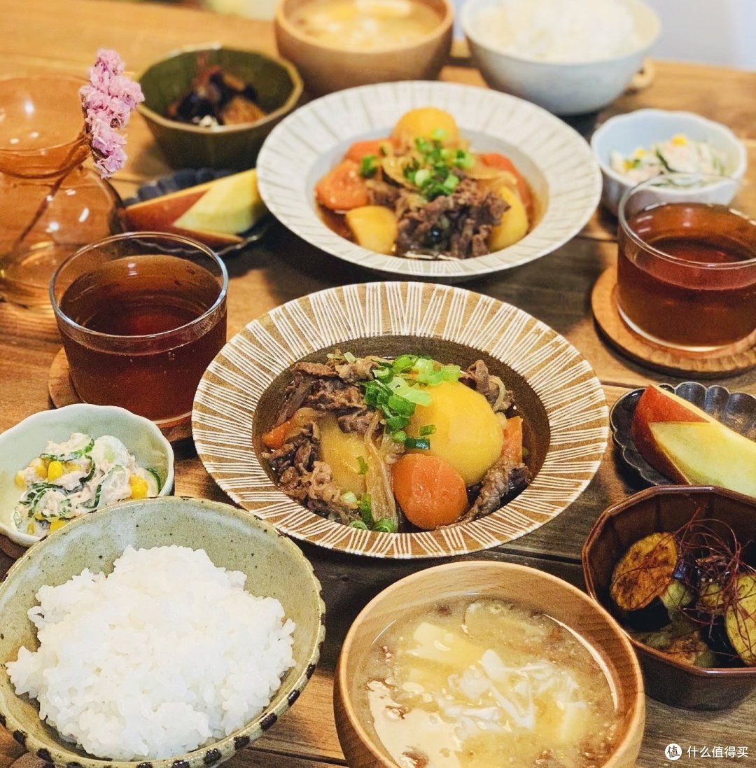 俄式大餐以其丰富的菜品和独特的口味而闻名