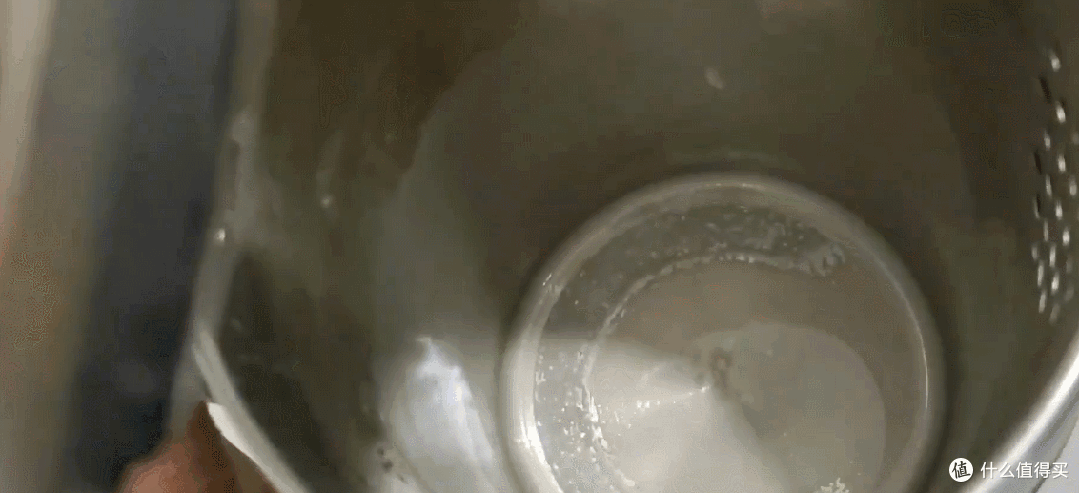 无论烧水壶的水垢有多厚,只需撒一把这个,不用刷洗也能洁净如新