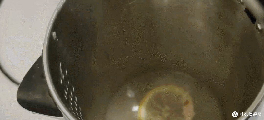 无论烧水壶的水垢有多厚,只需撒一把这个,不用刷洗也能洁净如新