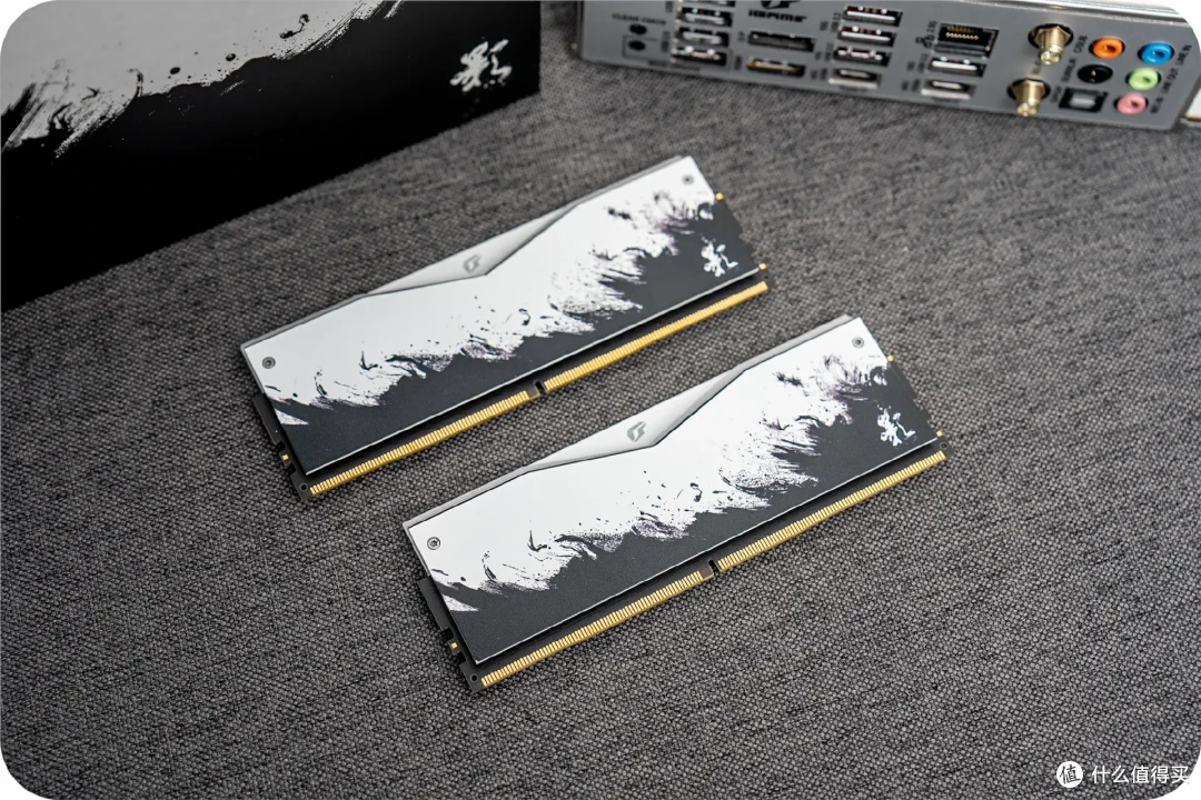 水墨国风设计,七彩虹iGame影8000MHz 24G×2内存测评