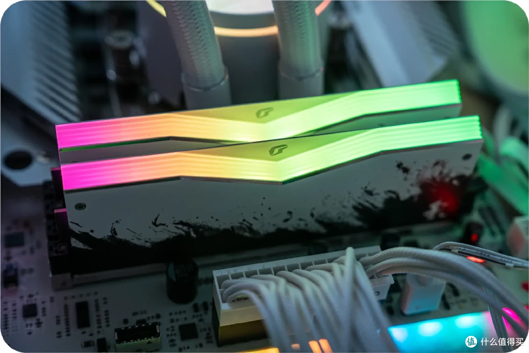 水墨国风设计,七彩虹iGame影8000MHz 24G×2内存测评