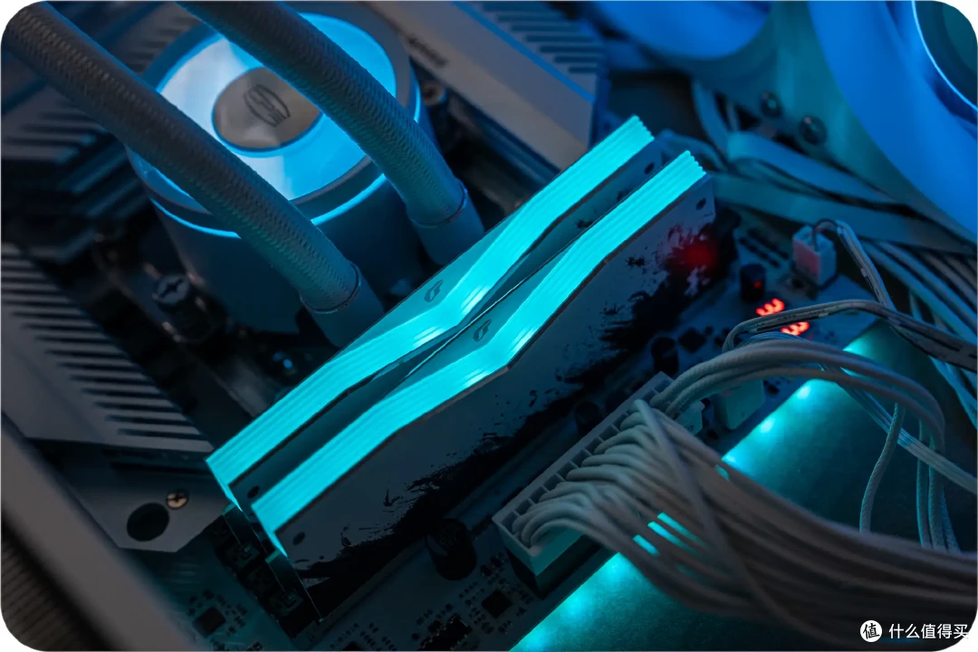 水墨国风设计,七彩虹iGame影8000MHz 24G×2内存测评