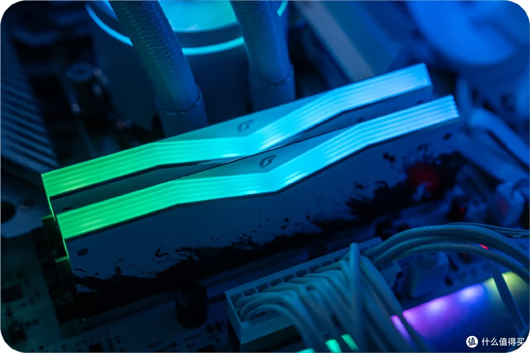 水墨国风设计,七彩虹iGame影8000MHz 24G×2内存测评