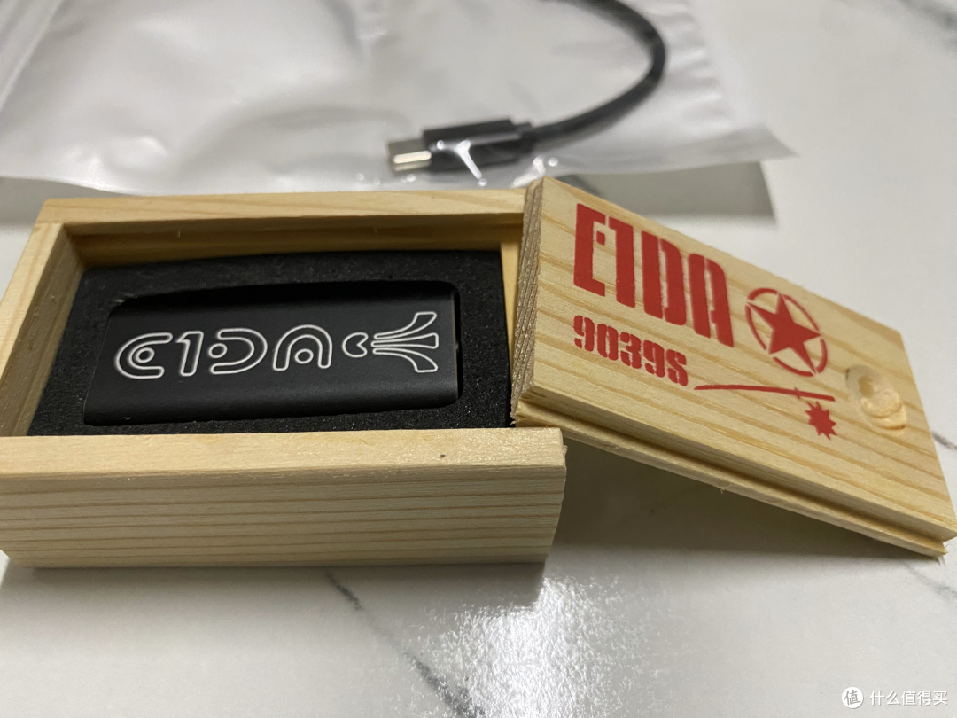木盒既是包装盒，也是收纳盒。附赠一条约15cm的USB C-C数据线。