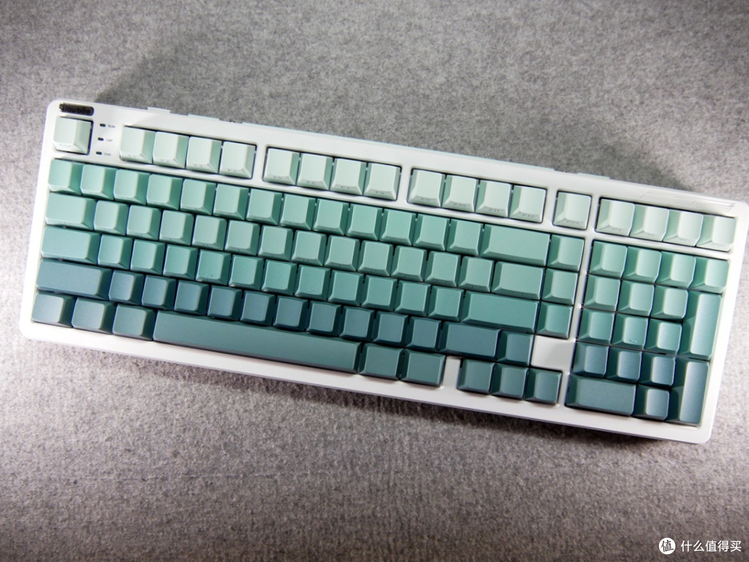 复古潮玩新宠——iLovbee B98机械键盘