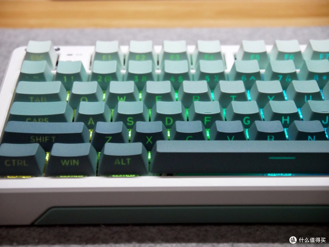 复古潮玩新宠——iLovbee B98机械键盘