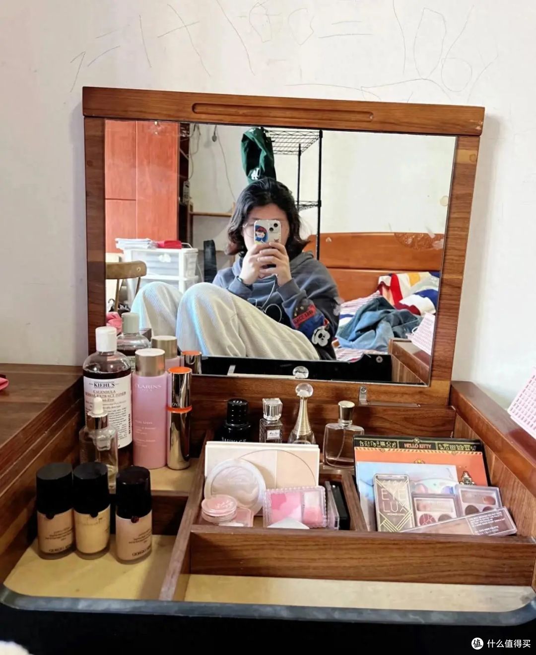 直到扔了梳妆台,才发现卧室是个“宝藏”,真后悔当时买了化妆桌