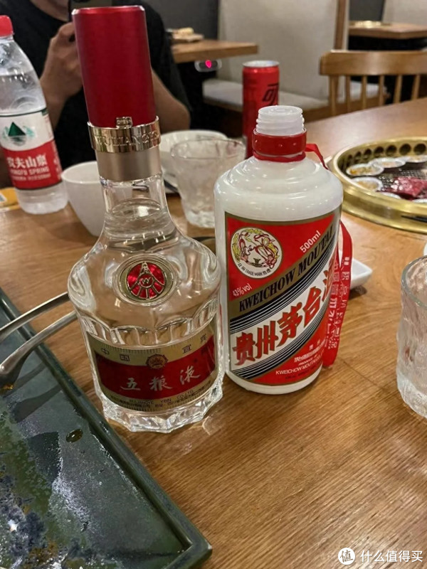 五粮液和茅台哪个好？懂行的人道出实情：对比一下，差距一目了然_白酒_