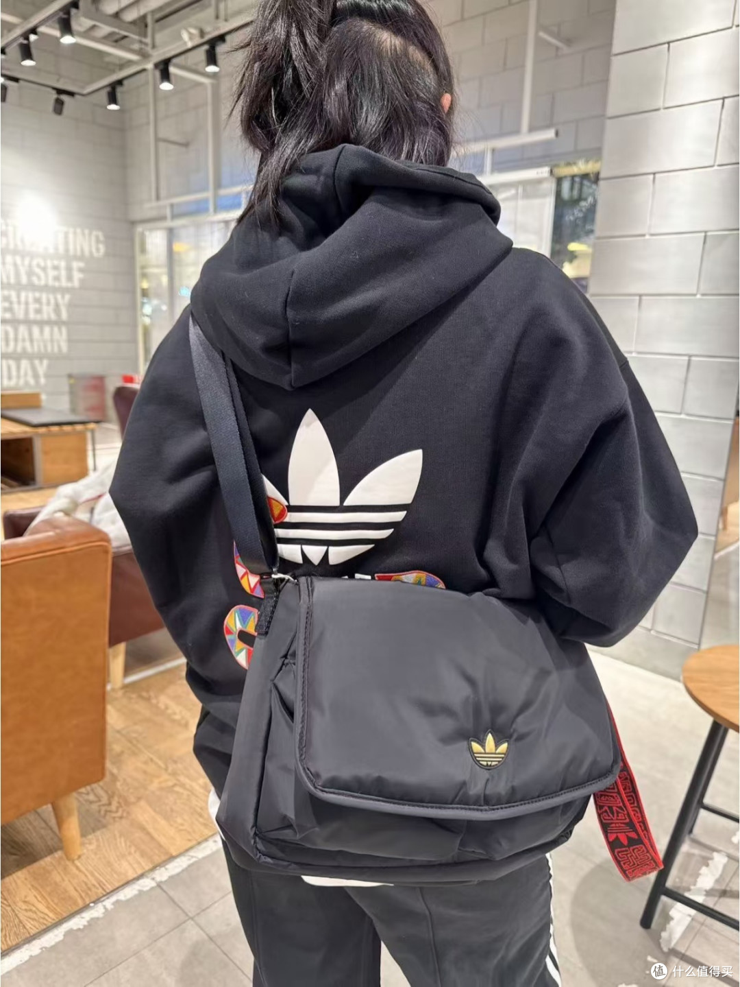 阿迪达斯三叶草蛇年斜挎包:新年新伴
