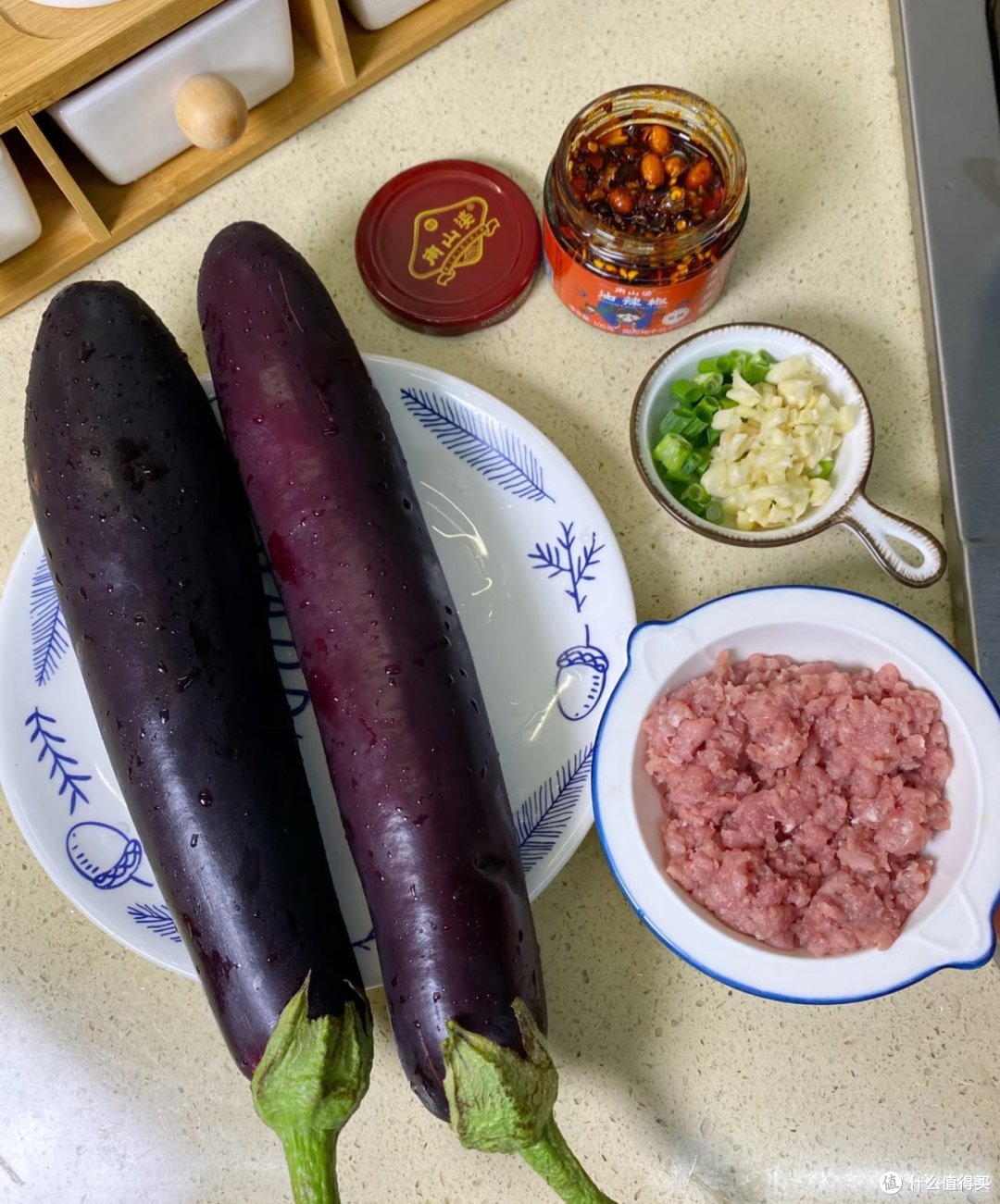 浓郁的酱汁裹满茄子,香辣可口巨费米饭