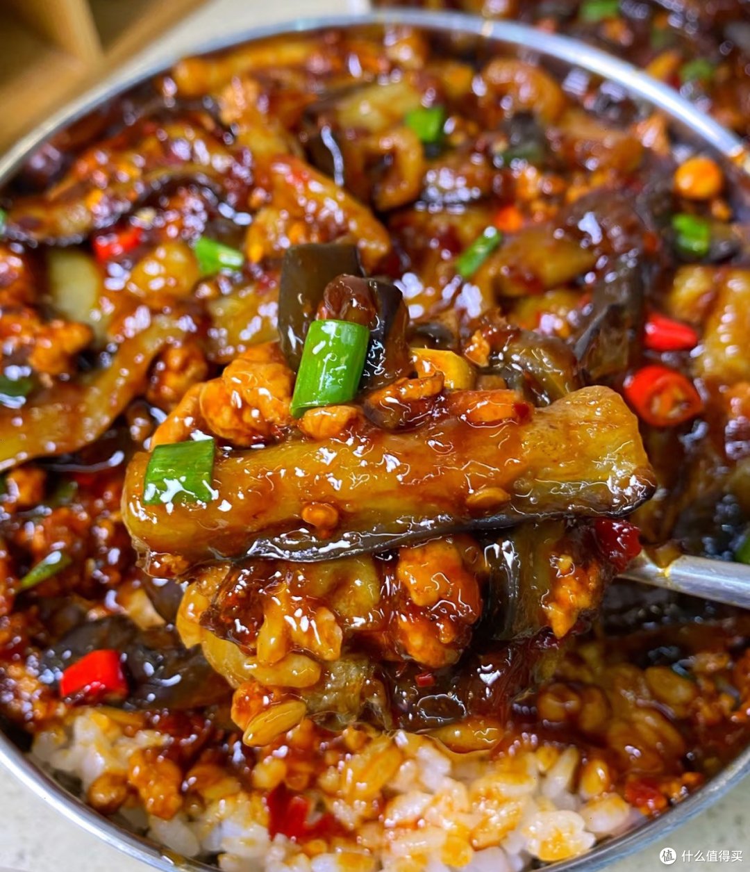 浓郁的酱汁裹满茄子,香辣可口巨费米饭