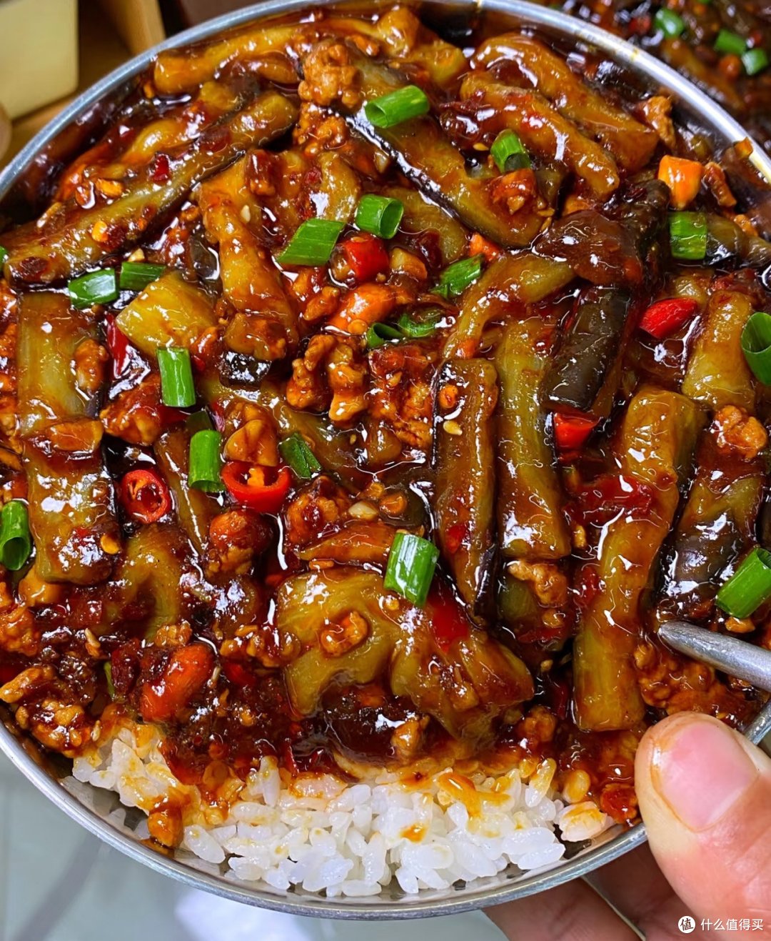 浓郁的酱汁裹满茄子，香辣可口巨费米饭