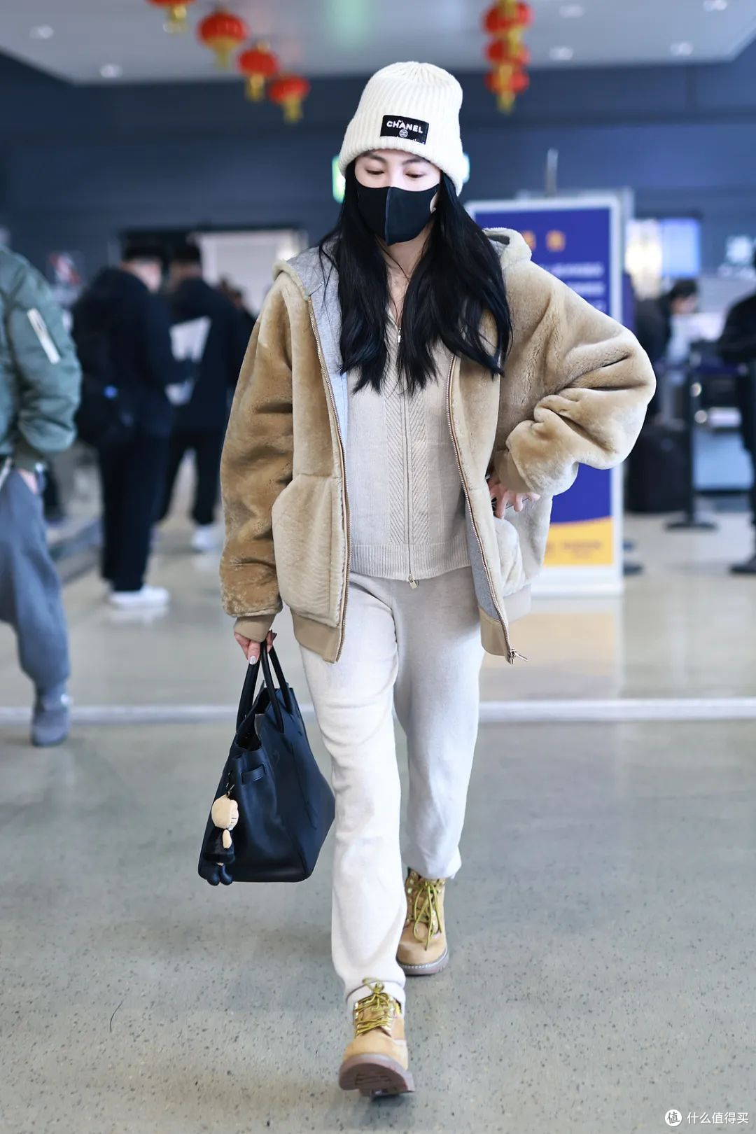 【海报街拍】莱后一套衣服穿五年？钟楚曦这身太梦回《好东西》了