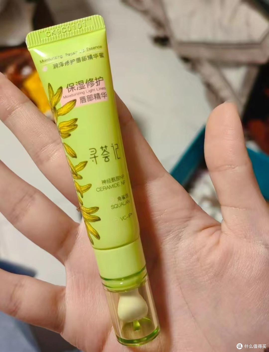 以油养唇，嘭弹润泽：寻荟记 润泽修护 唇部精华蜜