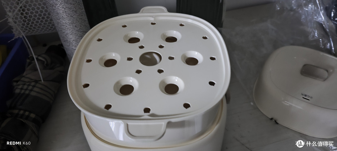 拿开陶瓷盖子，放上蒸笼，就可以利用水蒸气加热鸡蛋