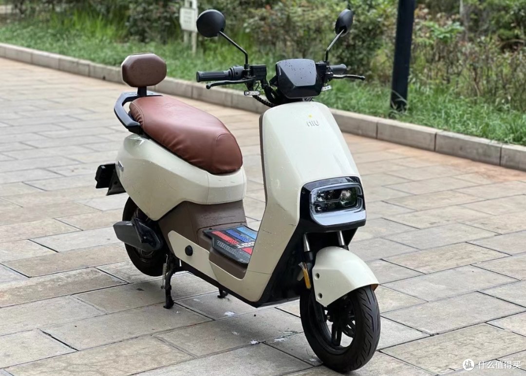 我的小牛电动车,每天穿梭在城市的道路上。
