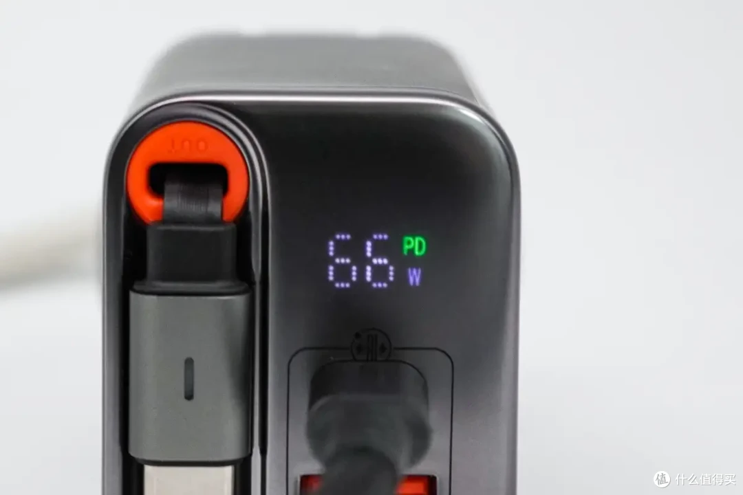 集齐全要素!深度测评Mcdodo 67W自带伸缩线数显充电器