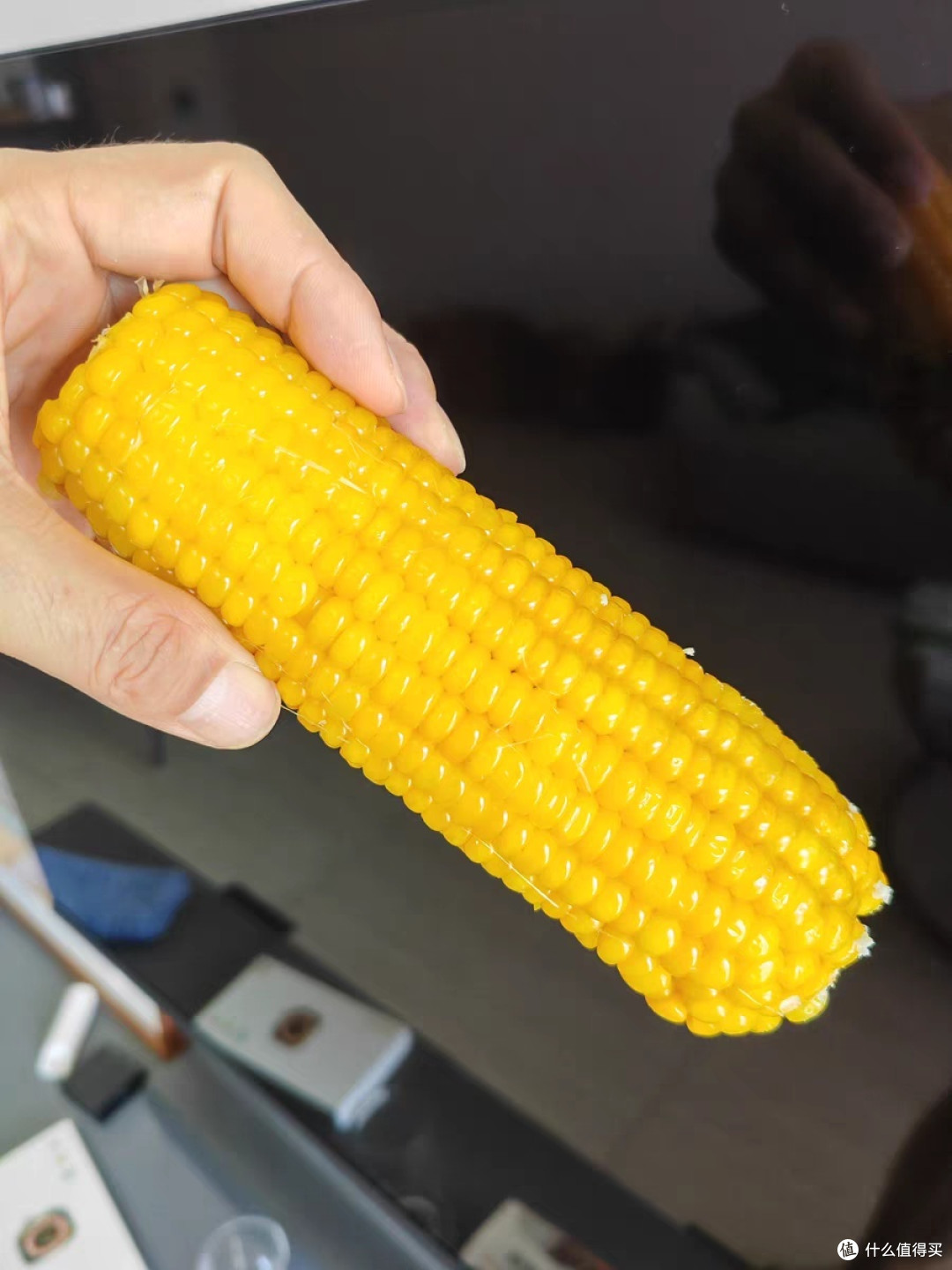 冬日早饭新选择:甜玉米与水煮鸡蛋的完美搭配