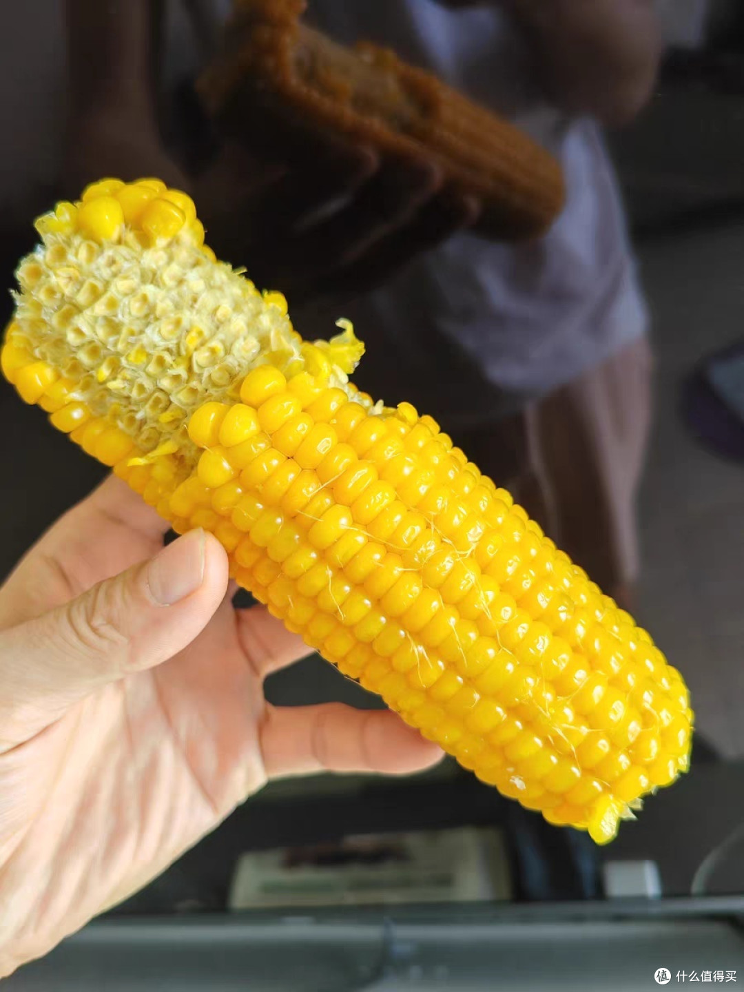 冬日早饭新选择:甜玉米与水煮鸡蛋的完美搭配