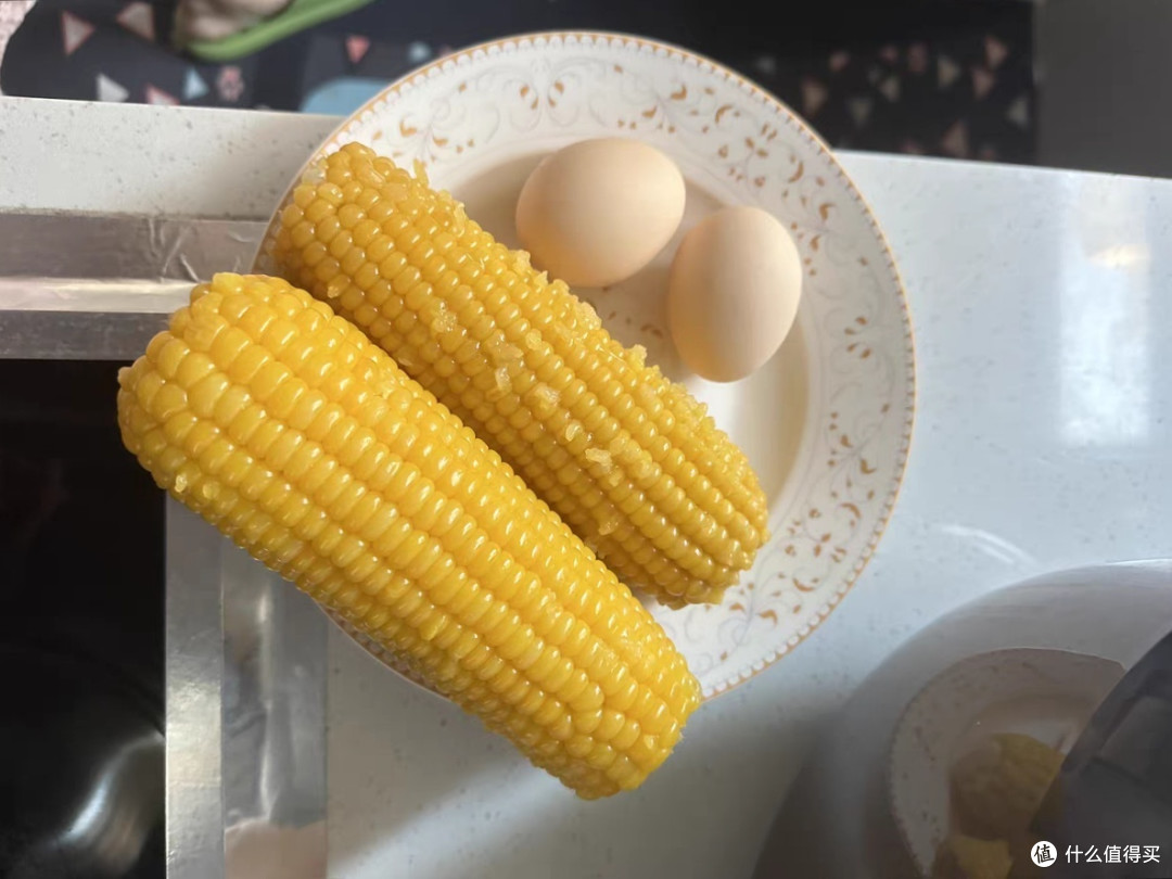 冬日早饭新选择:甜玉米与水煮鸡蛋的完美搭配