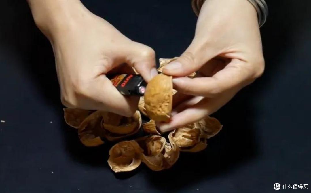 核桃壳千万别扔掉,放锅里煮一煮,解决很多生活中的困扰