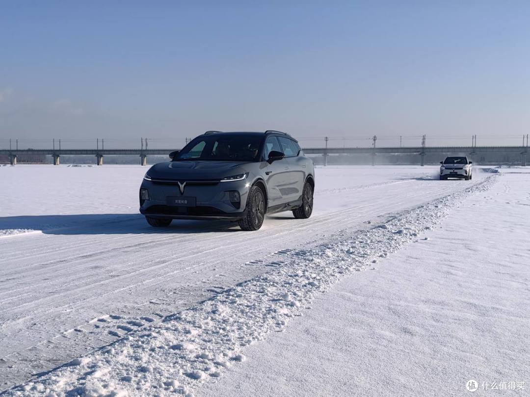 岚图知音冰雪试驾,后驱新能源车玩赛道能稳吗?