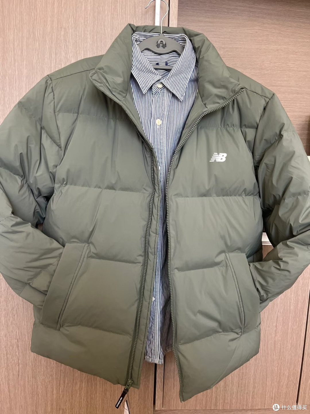 NB墨绿色羽绒服：温暖与帅气兼得