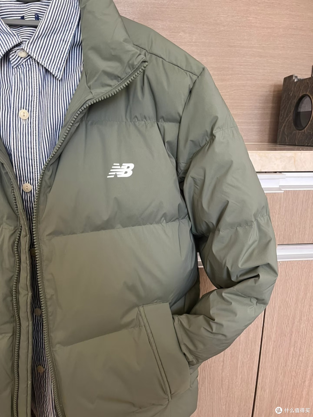 NB墨绿色羽绒服：温暖与帅气兼得
