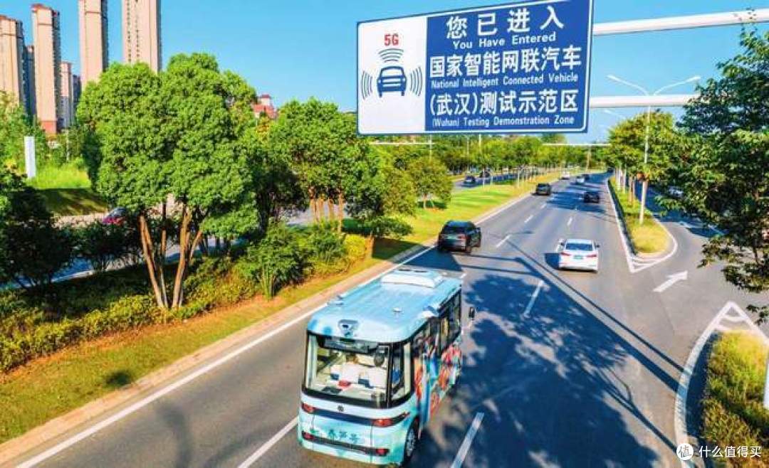 武汉街头,无人驾驶车穿梭,正悄然改变市民的出行方式。
