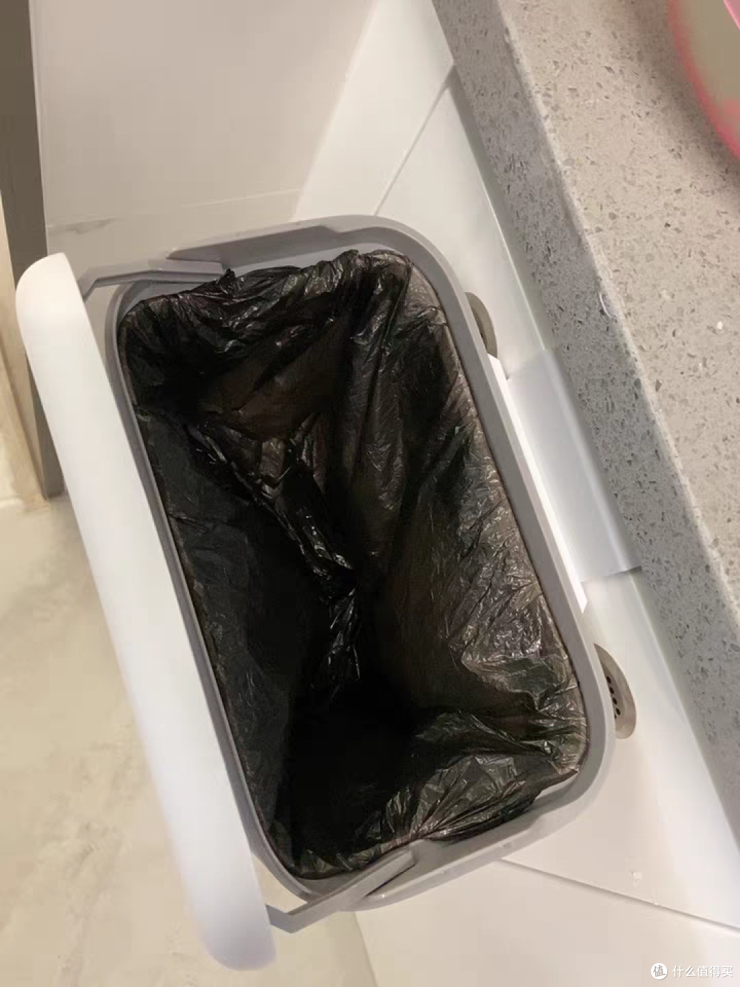 壁挂垃圾桶，节省空间，利用率也更高