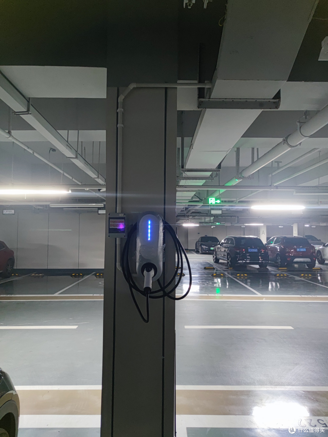 右上边那条桥架看到了吗？笔直往前的