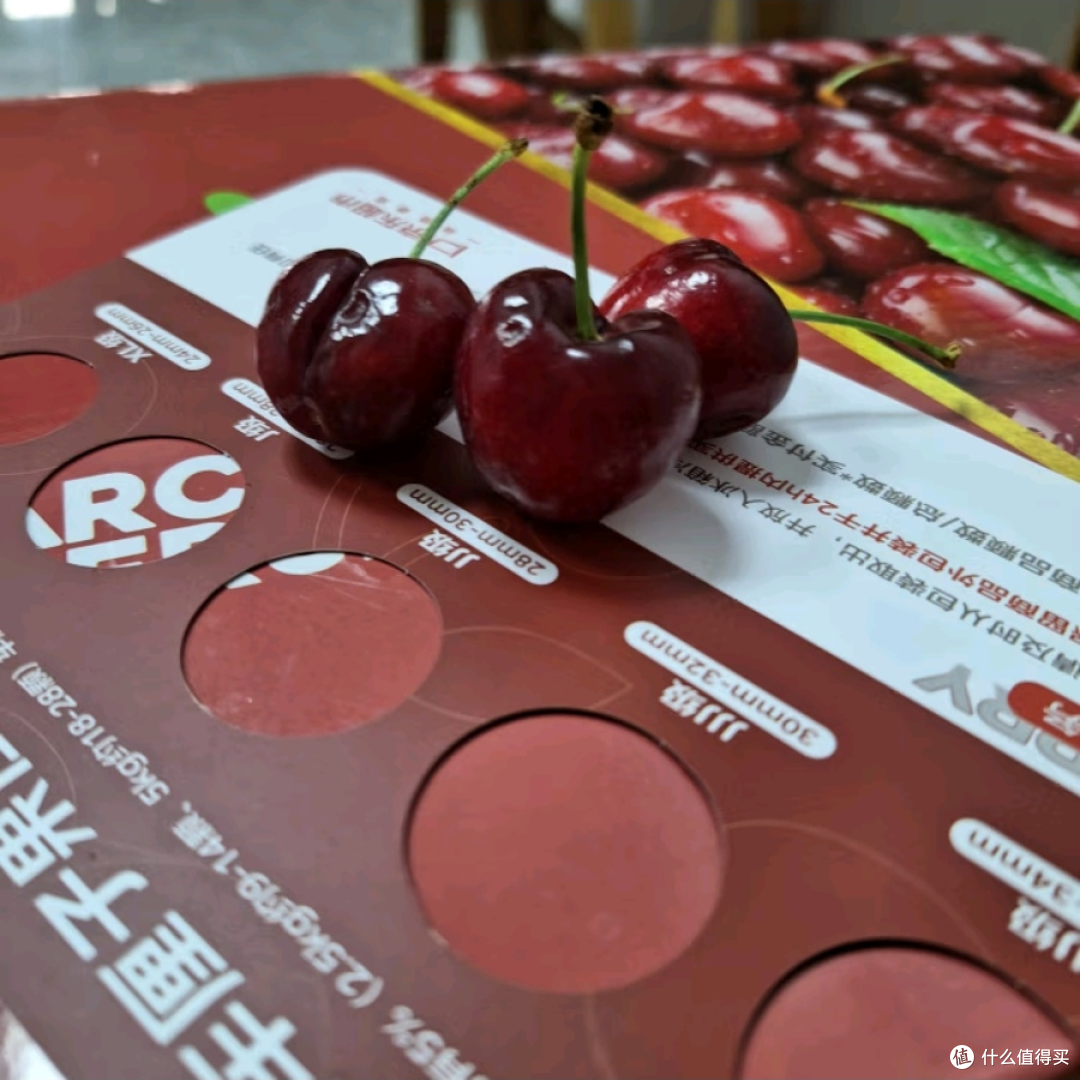 在值得买上寻觅年货时，智利进口车厘子 2J 级 5 斤礼盒装瞬间抓住了我的眼球
