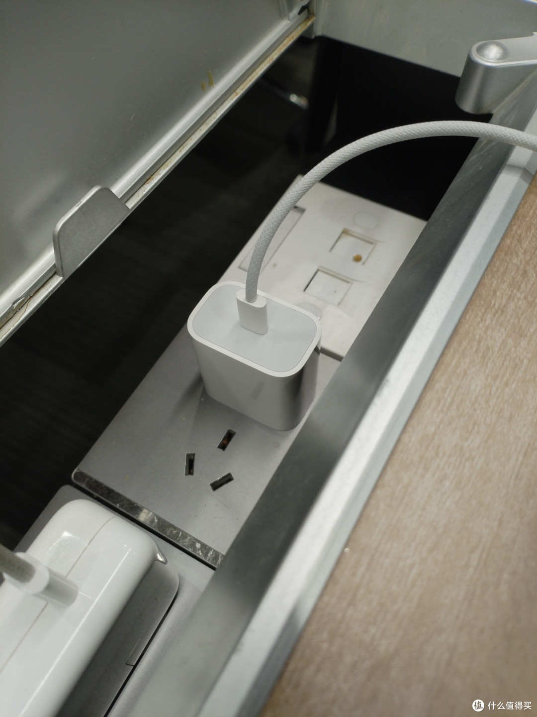 赠送了20W usb c充电头和双usb c编织充电线