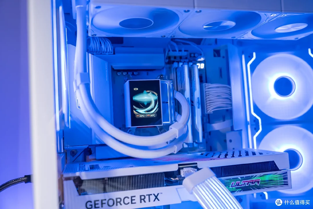 超炫白色海景房,技嘉X870E冰雕+9800X3D+骨伽星舰FV270装机