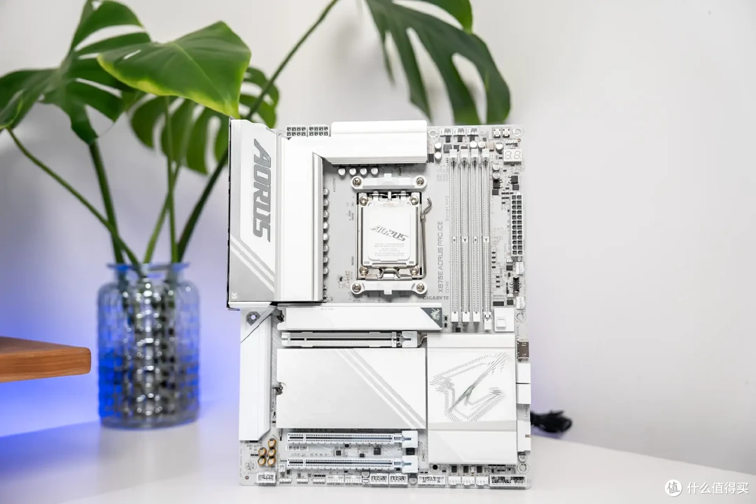 超炫白色海景房,技嘉X870E冰雕+9800X3D+骨伽星舰FV270装机