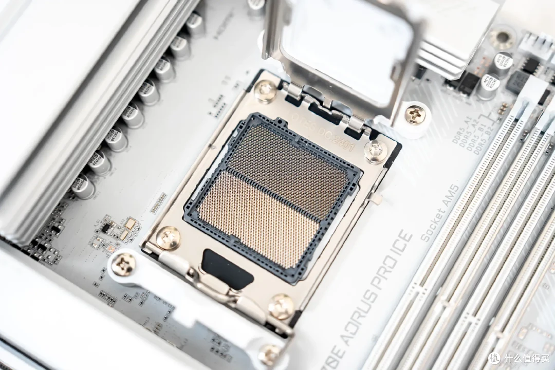 超炫白色海景房,技嘉X870E冰雕+9800X3D+骨伽星舰FV270装机
