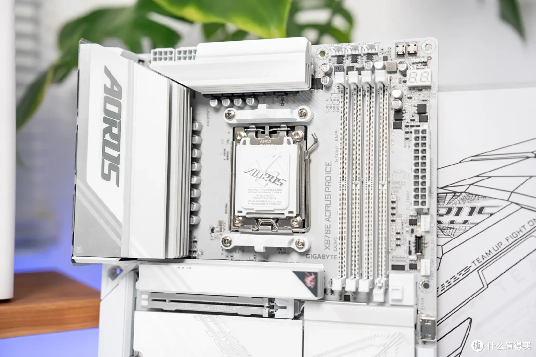 超炫白色海景房,技嘉X870E冰雕+9800X3D+骨伽星舰FV270装机