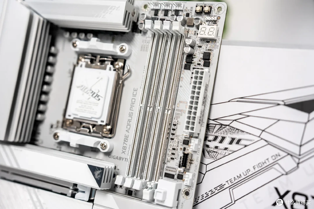 超炫白色海景房,技嘉X870E冰雕+9800X3D+骨伽星舰FV270装机