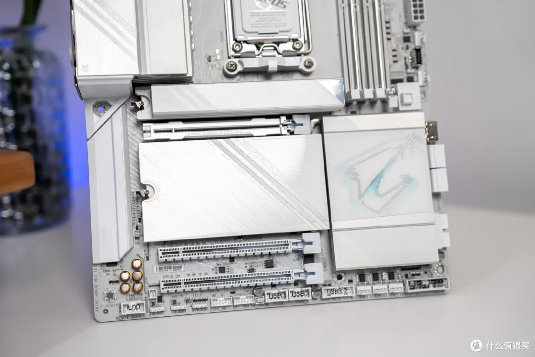 超炫白色海景房,技嘉X870E冰雕+9800X3D+骨伽星舰FV270装机