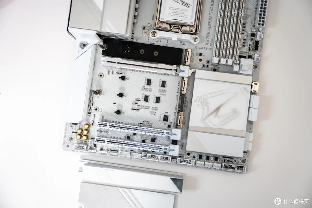 超炫白色海景房,技嘉X870E冰雕+9800X3D+骨伽星舰FV270装机