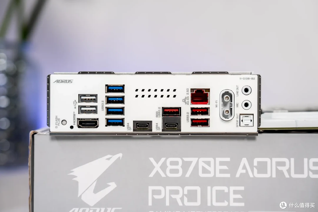 超炫白色海景房,技嘉X870E冰雕+9800X3D+骨伽星舰FV270装机
