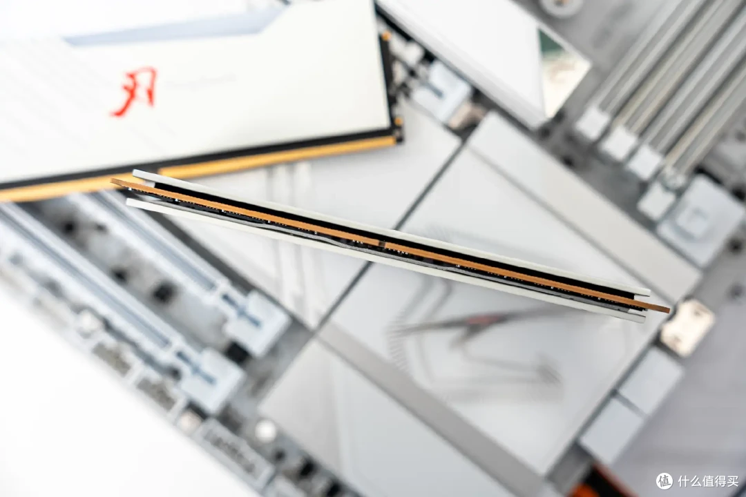 超炫白色海景房,技嘉X870E冰雕+9800X3D+骨伽星舰FV270装机
