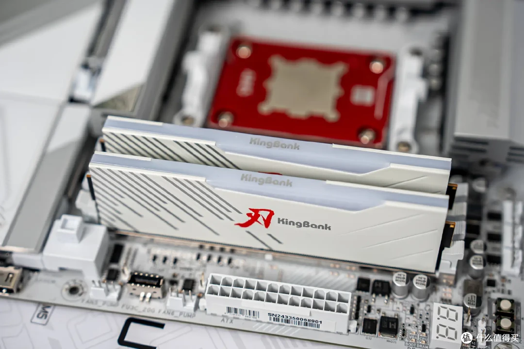 超炫白色海景房,技嘉X870E冰雕+9800X3D+骨伽星舰FV270装机