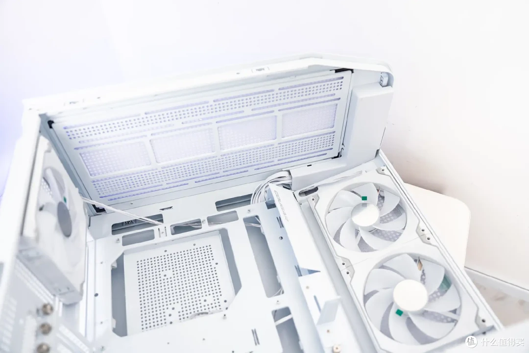 超炫白色海景房,技嘉X870E冰雕+9800X3D+骨伽星舰FV270装机